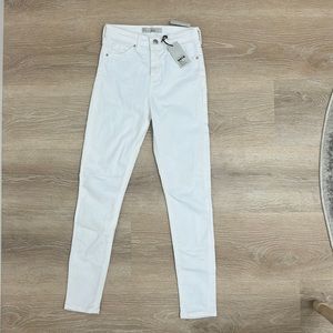 Top shop white Jaimie skinny jeans.  Brand new with tags.  Waist 26 length 32.